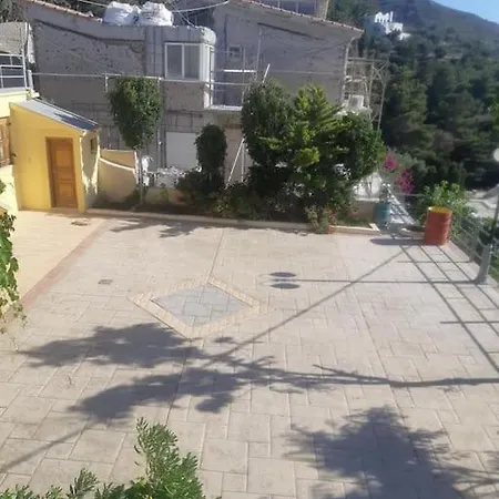 Panos Renos Studio, A Cozy By The Beach! בית נופש